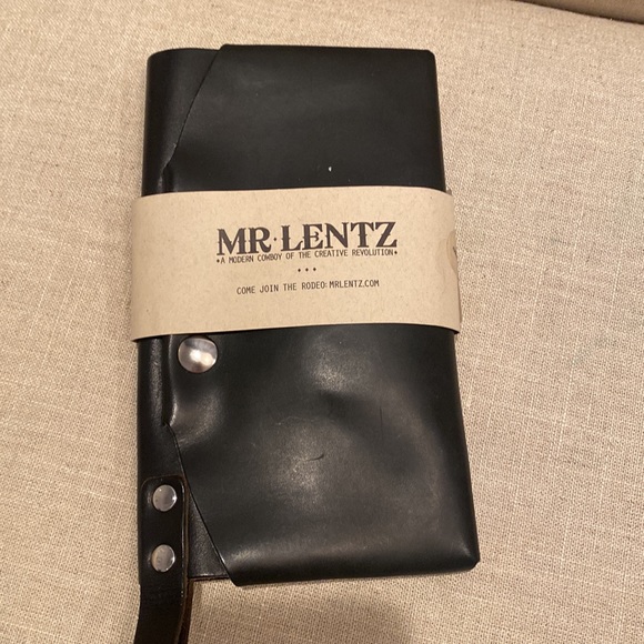 Mr. Lentz Slim Phone Purse in Black Full-Grain Leather with added Wristlet strap - Picture 3 of 9